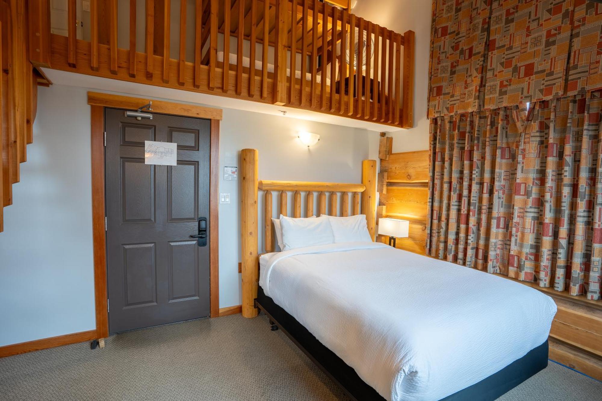 Basecamp Lodge Golden Room photo